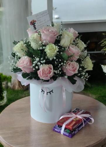 Box con Rosas Blancas y Rosadas