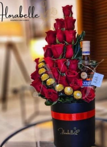 Box Cilindro con Rosas, Bombones y Botella Ramazzotti