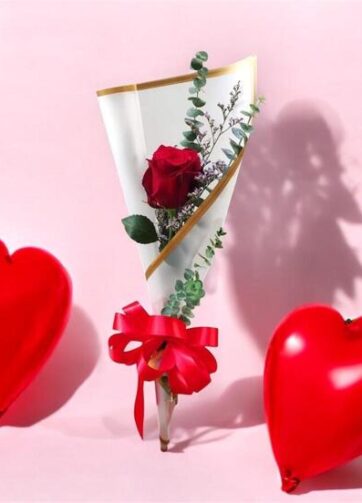 Rosa en Papel Blanco con Decoración Dorada
