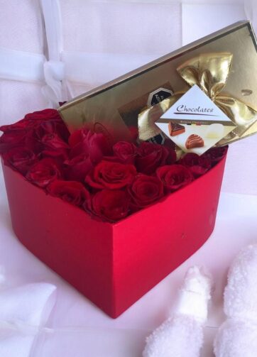 Arreglo Corazón de Rosas y Chocolates