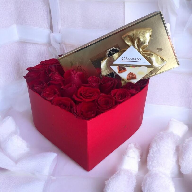 Arreglo Corazón de Rosas y Chocolates